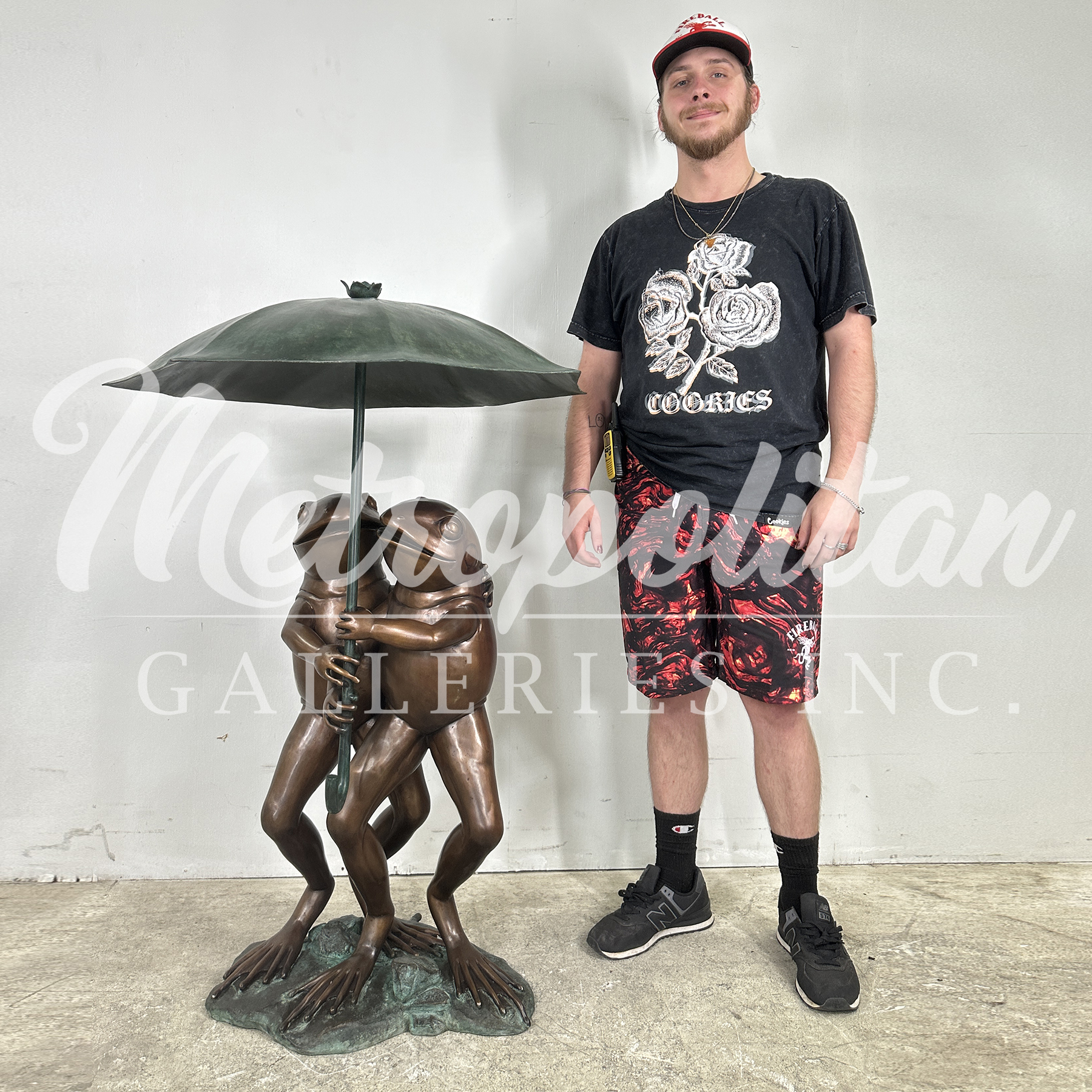 SRB40007 Bronze Two Frogs holding Umbrella Fountain Sculpture by Metropolitan Galleries Inc SCALE WM
